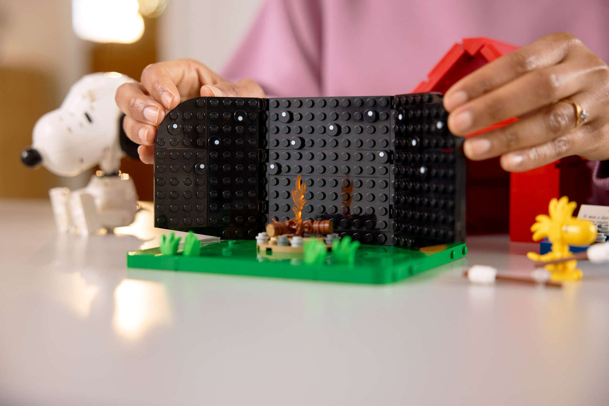Peanuts: Snoopy's Doghouse Building Set