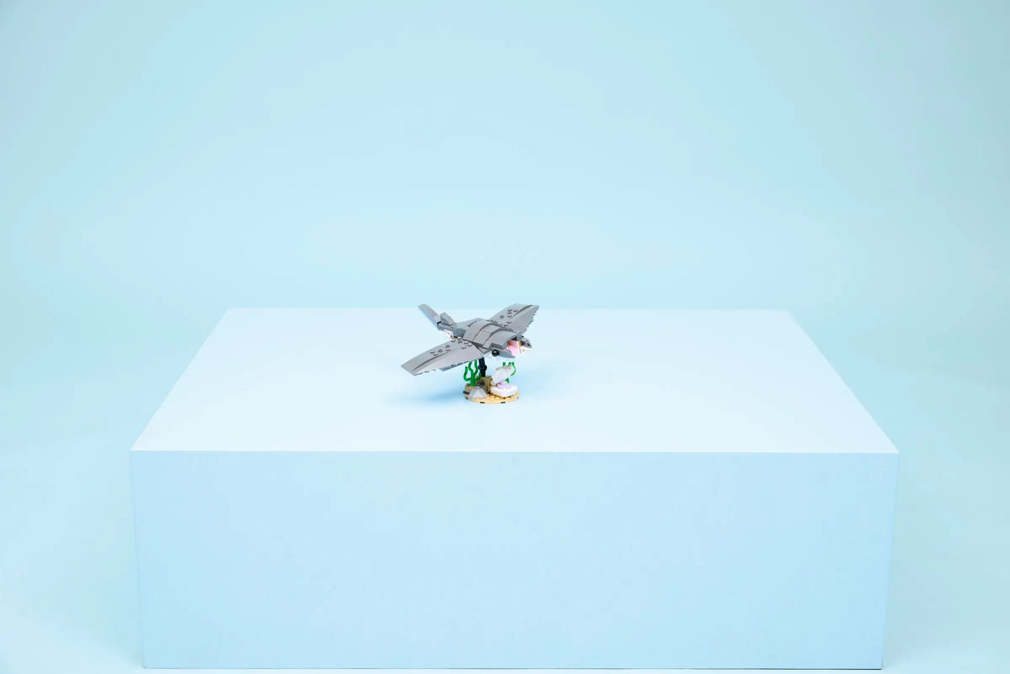 Creator: Fierce Shark with Treasure Chest Building Set