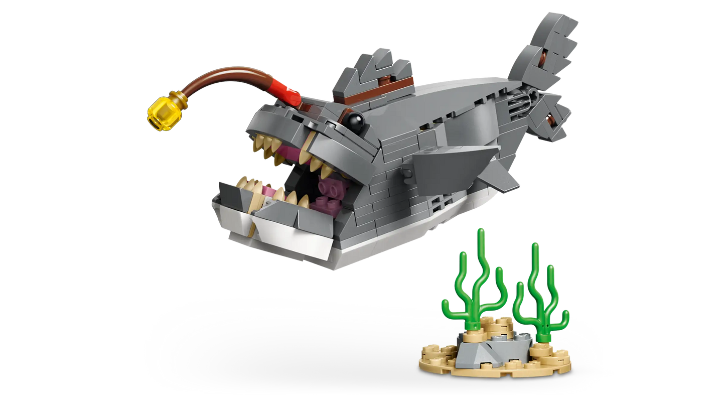 Creator: Fierce Shark with Treasure Chest Building Set