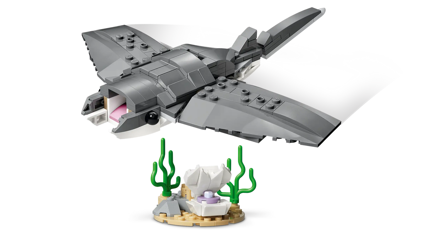 Creator: Fierce Shark with Treasure Chest Building Set