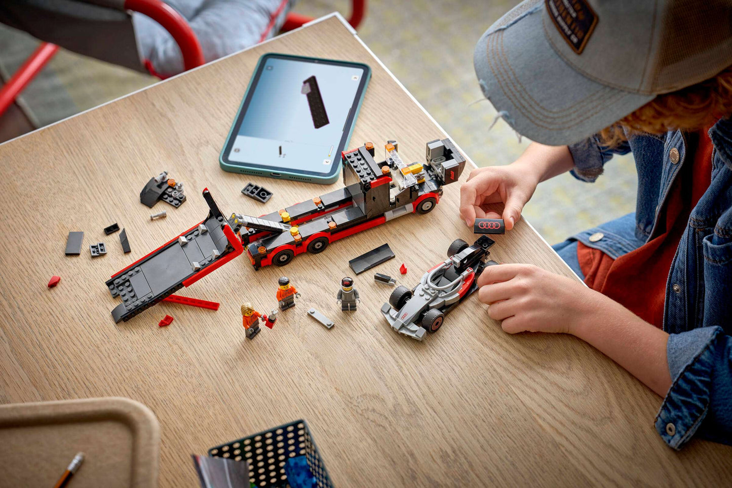 City: F1® Display Truck with Audi F1® Race Car Building Set