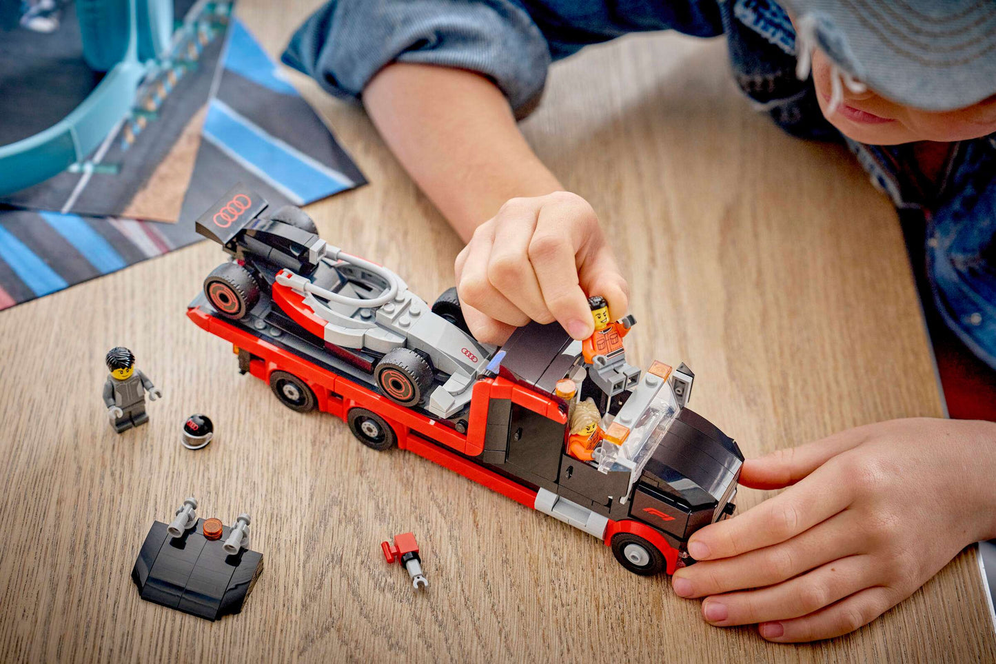 City: F1® Display Truck with Audi F1® Race Car Building Set