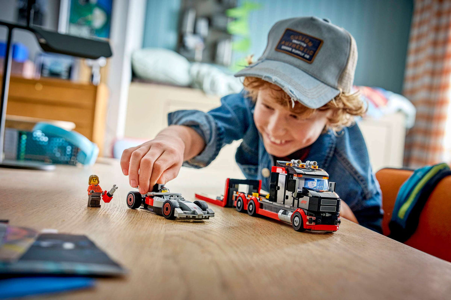 City: F1® Display Truck with Audi F1® Race Car Building Set