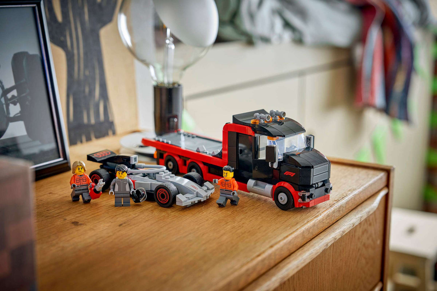 City: F1® Display Truck with Audi F1® Race Car Building Set